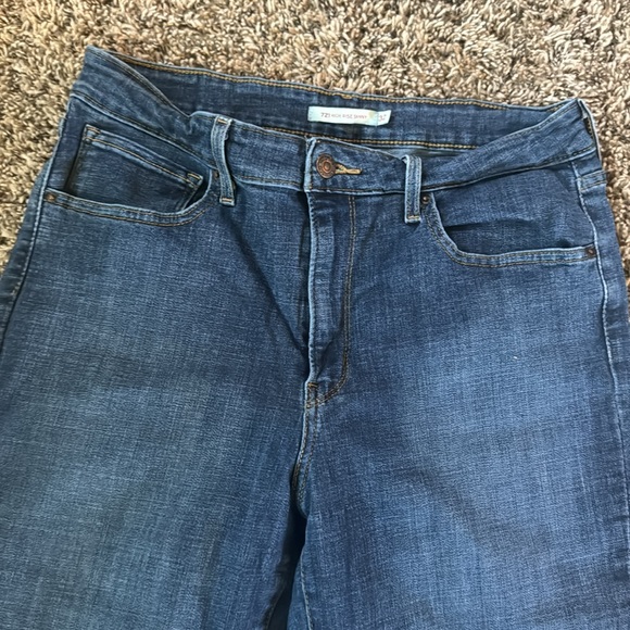 Women’s Levi jeans. High rise skinny. Size 32 - Picture 2 of 3